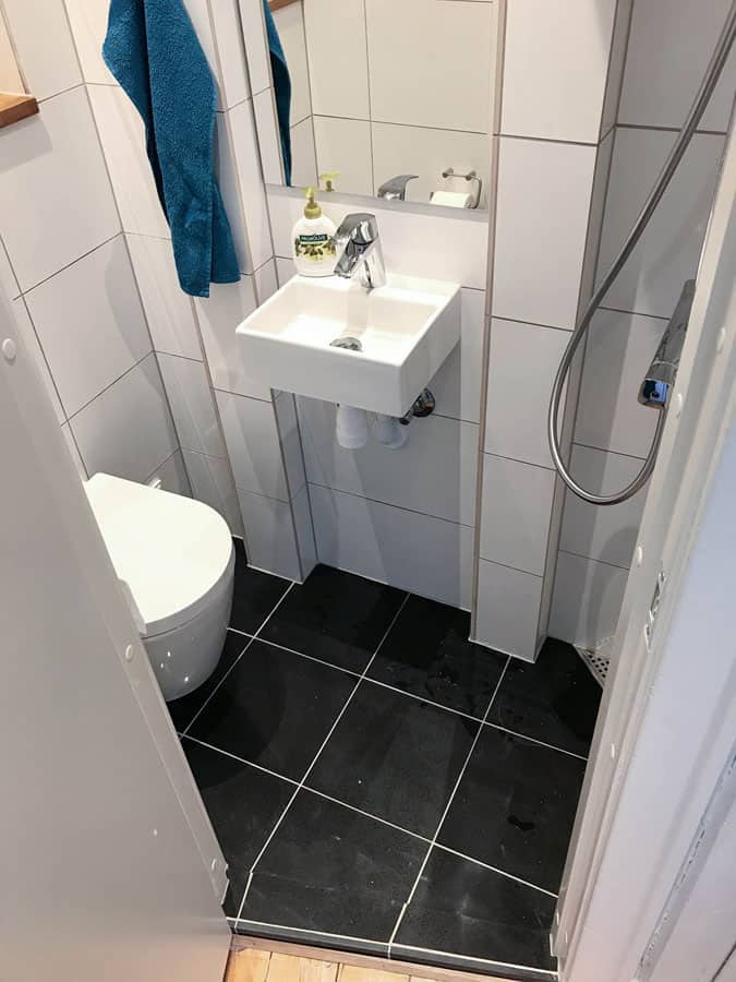 småt badeværelse i moderne stil