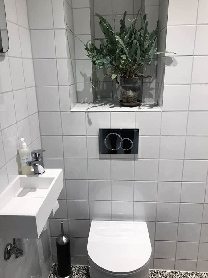 badeværelse med kvadratiske fliser