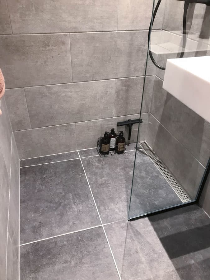 store grå badeværelsesfliser med struktur