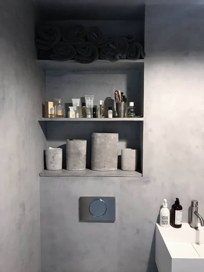 badeværelseshylder i microcement