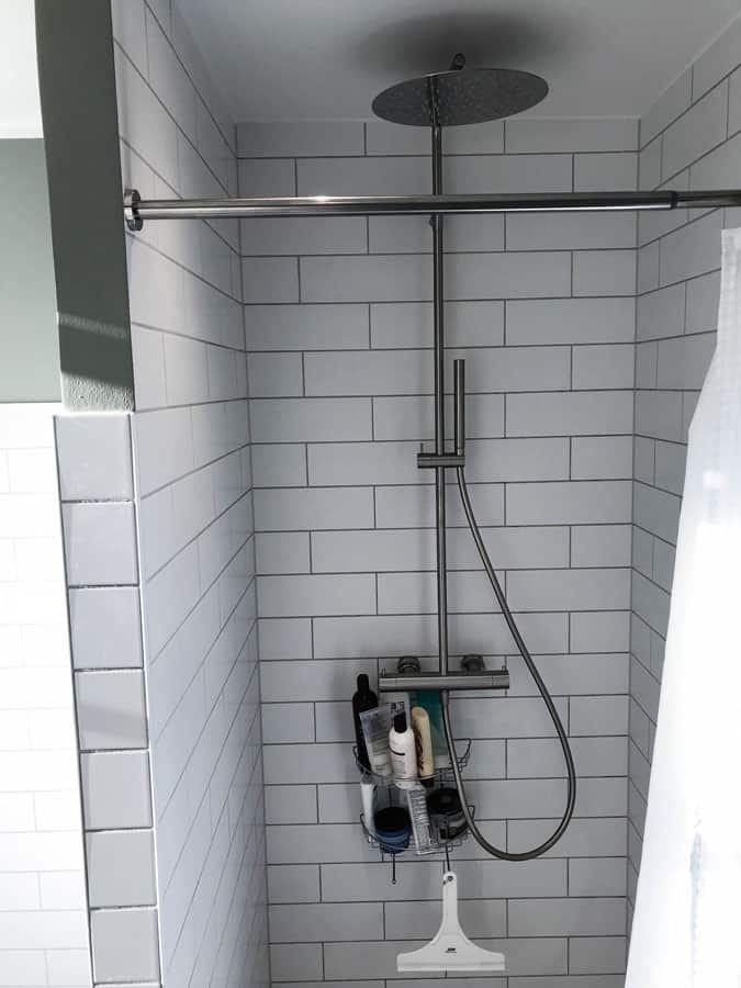 bruseniche med hvide fliser