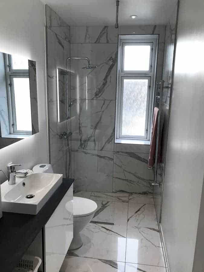 overdådigt badeværelse i marmor