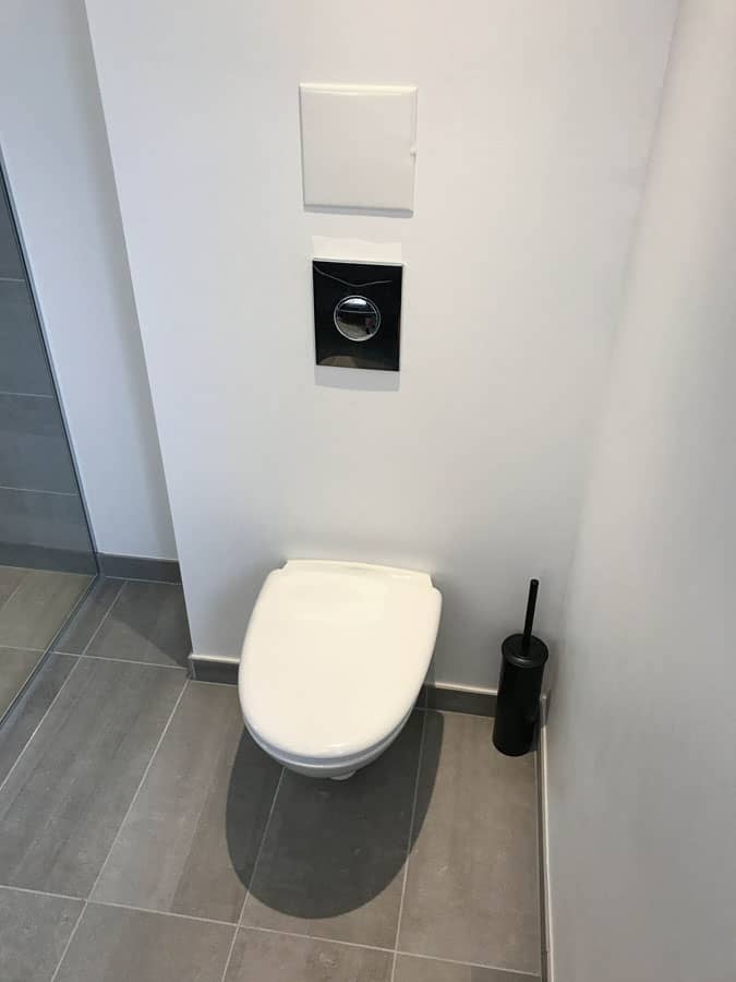 toilet på stort badeværelse