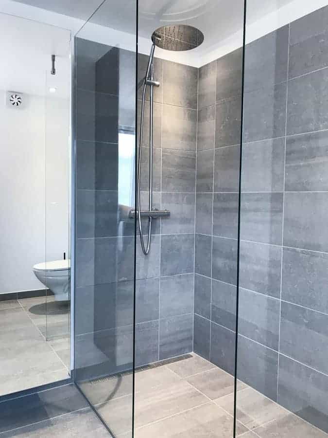 brusekabine med glasvægge