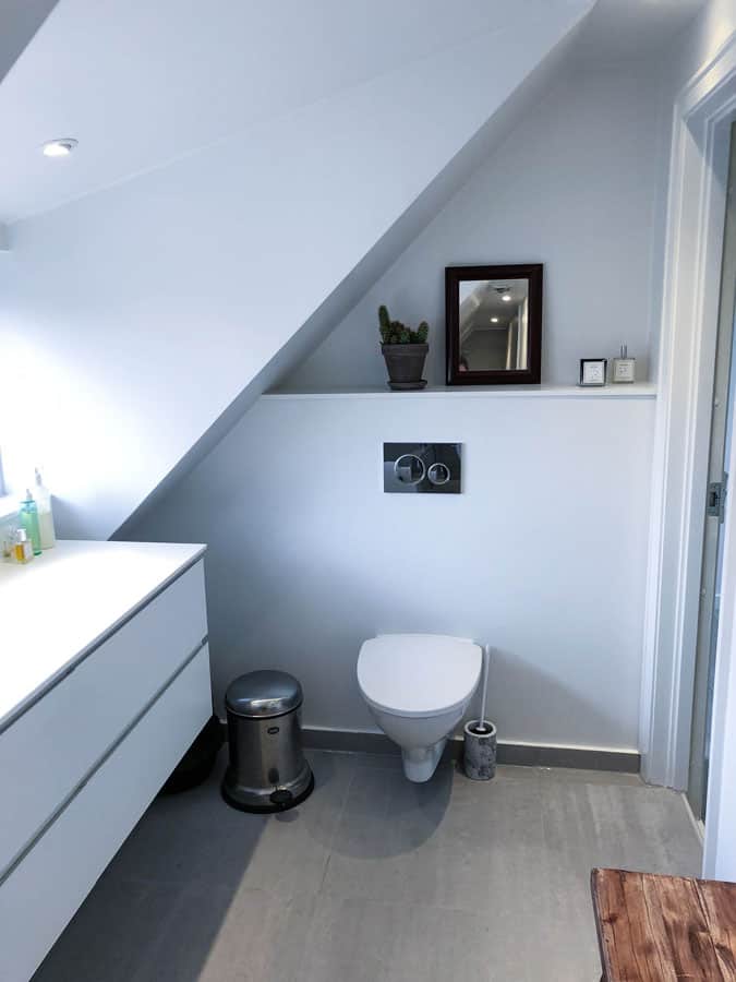 rummeligt badeværelse med stilrent look