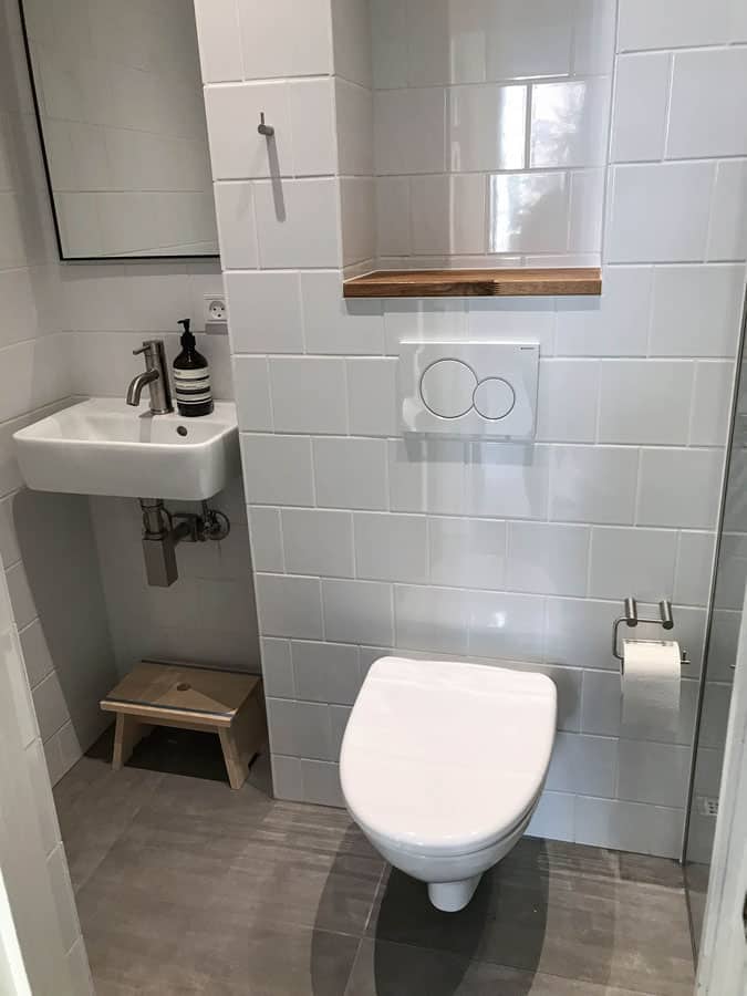 væghængt toilet på badeværelse