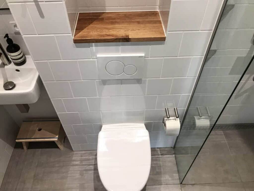 badeværelse med træhylde