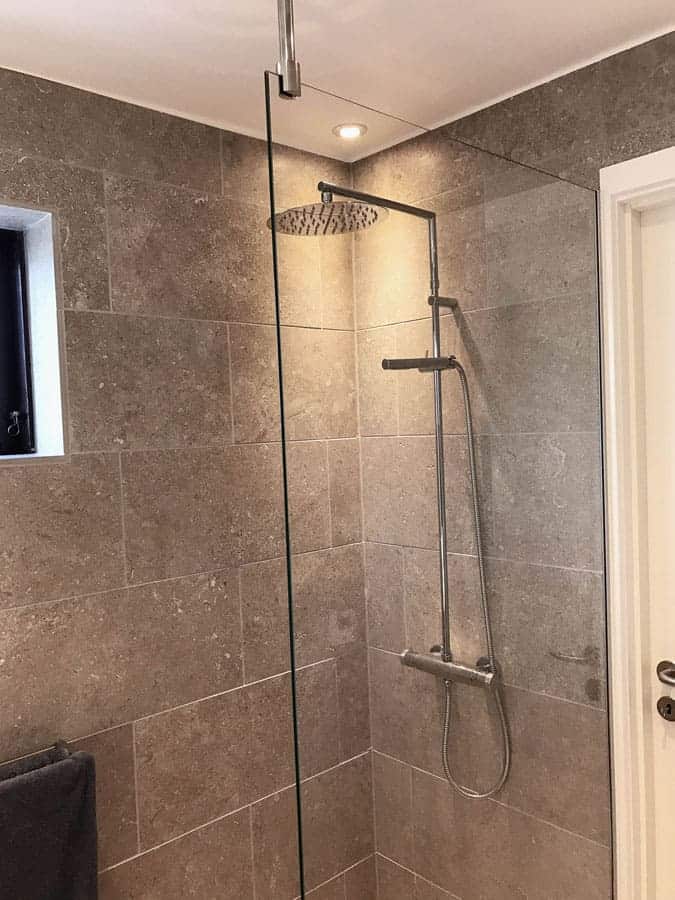 stor bruseniche med glasvæg