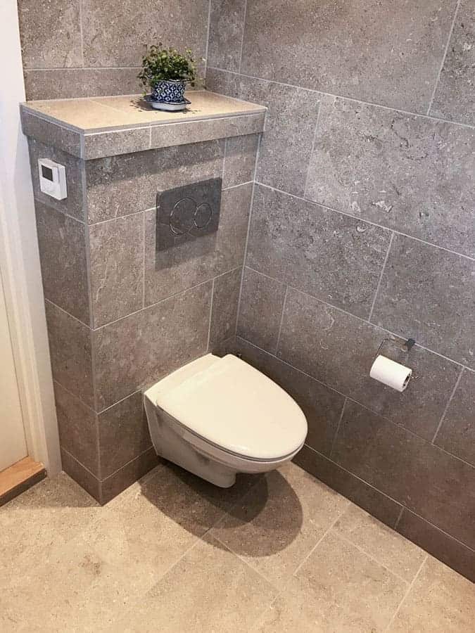 toilet på moderne badeværelse