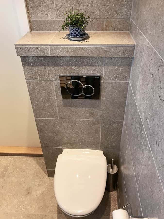 toilet på stort badeværelse